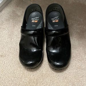 Dansko patent-leather size 39-wide clogs